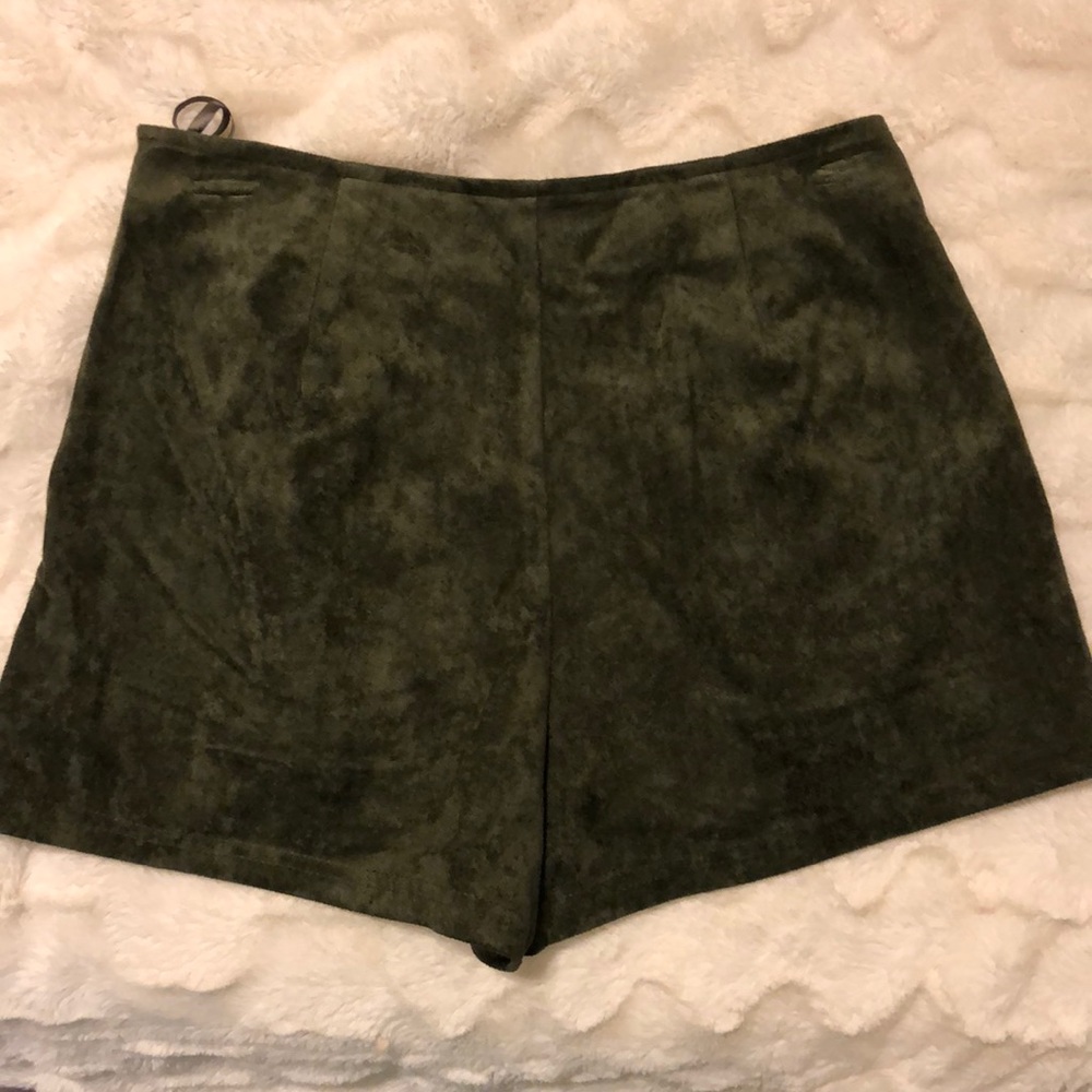 NWT Olive Shorts 🤗 - Picture 3 of 4